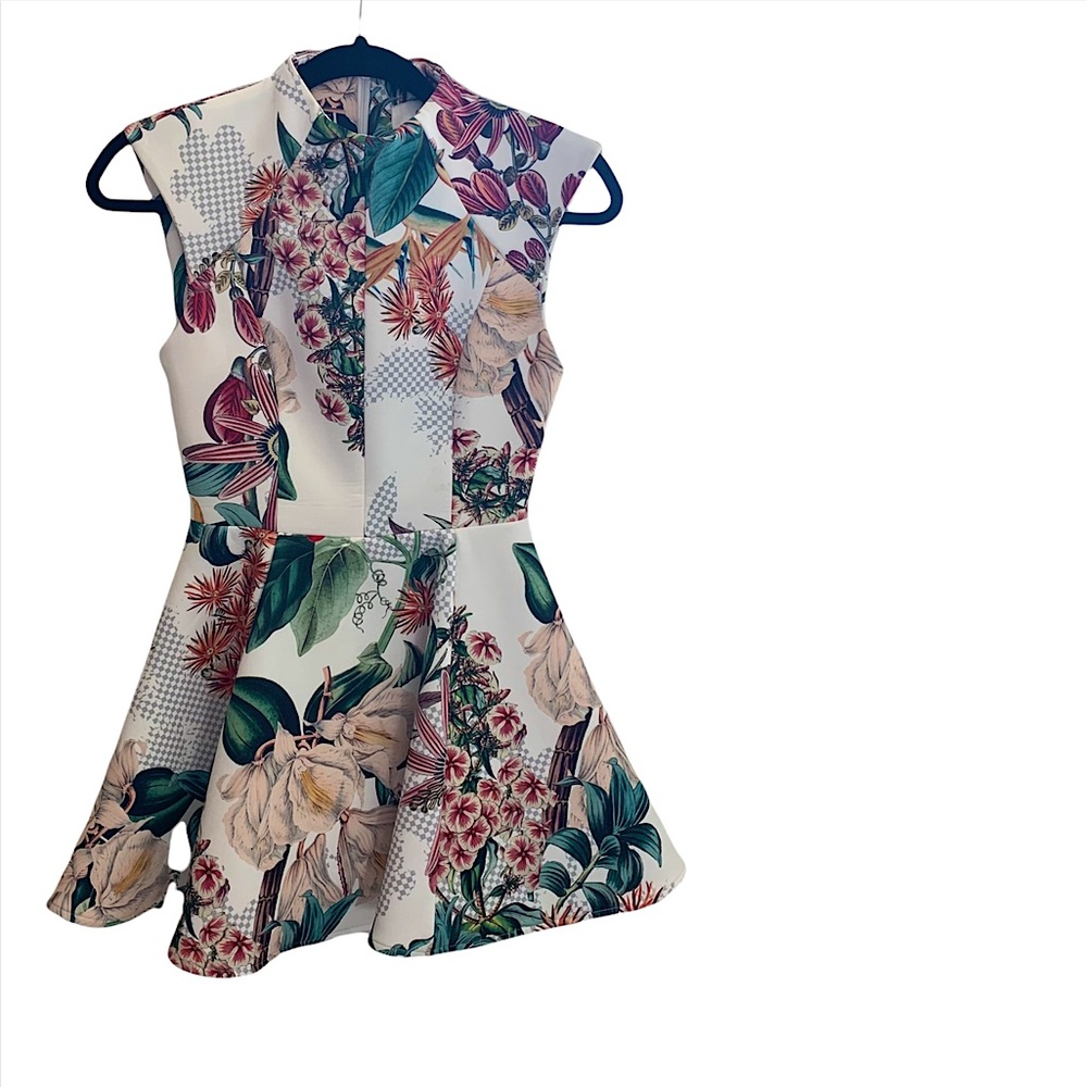 Chic short floral dress with ruffles. Unused, with tag attached. XS